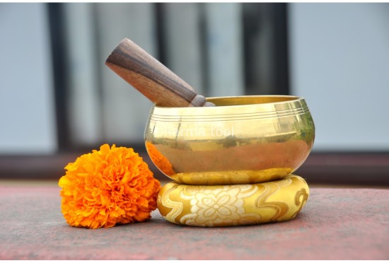 Hand-Casted Shining Finish Singing Bowl – Multiple Sizes