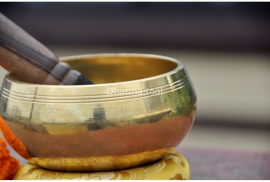 Hand-Casted Shining Finish Singing Bowl – Multiple Sizes