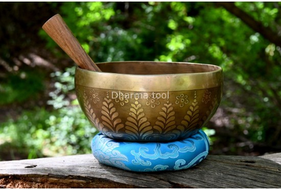 Lucky Leaf & Tibetan Endless Knot Etched Tibetan Singing Bowl – Multiple Size Option