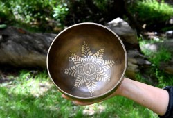 Lucky Leaf & Tibetan Endless Knot Etched Tibetan Singing Bowl – Multiple Size Option