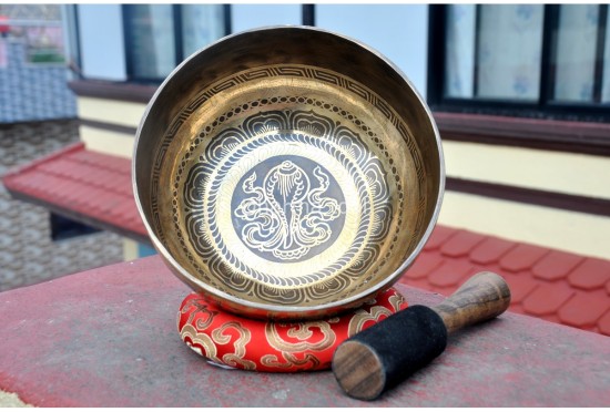 Conch Symbol Tibetan Singing Bowl – Hand-Etched Himalayan Singing Bowl (Multiple Size Options)
