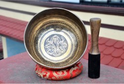 Conch Symbol Tibetan Singing Bowl – Hand-Etched Himalayan Singing Bowl (Multiple Size Options)