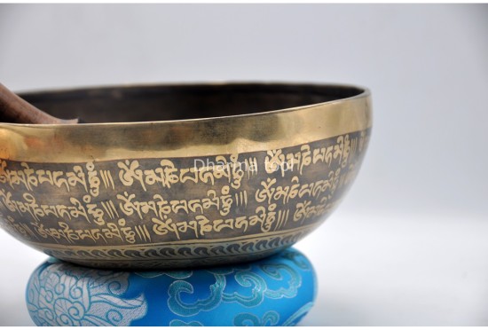 Eyes of Buddha Tibetan Singing Bowl with Om Mani Padme Hum Mantra & Endless Knot Design