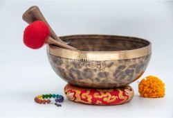 Hand-Engraved Guru Lama Tibetan Singing Bowl – Sacred Guru Mantra