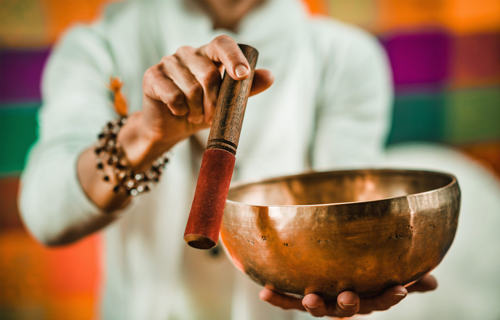 How a singing bowl makes sound: mallet friction, vibration and resonance How a singing bowl makes sound — stick-slip friction between mallet and rim building vibration in the metal