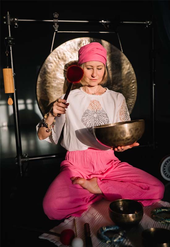 Singing bowl and gong used together for sound healing and meditation