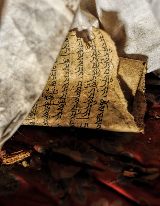 The Om Mani Padme Hum mantra in Tibetan script Om Mani Padme Hum written in Tibetan and Ranjana Lantsa script — the six-syllable mantra of Avalokiteshvara