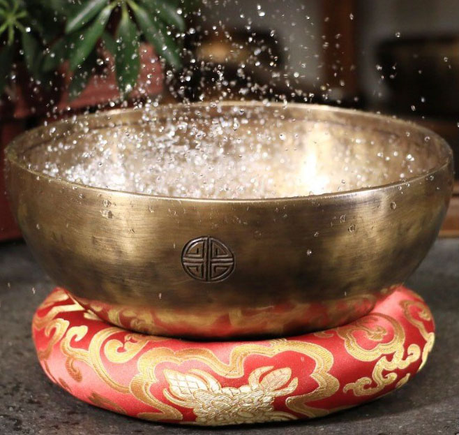 Water vibration in Tibetan singing bowl experiment